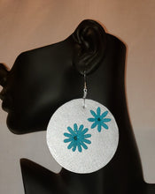 Load image into Gallery viewer, Silver Metallic Paper and Daisy Flower Earrings #PE105
