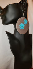Load image into Gallery viewer, Silver Metallic Paper and Daisy Flower Earrings #PE105
